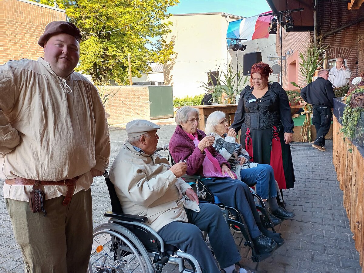 Bewohner des Pro Talis Seniorenheimes Haselünne besuchen den Korn und Hansemarkt