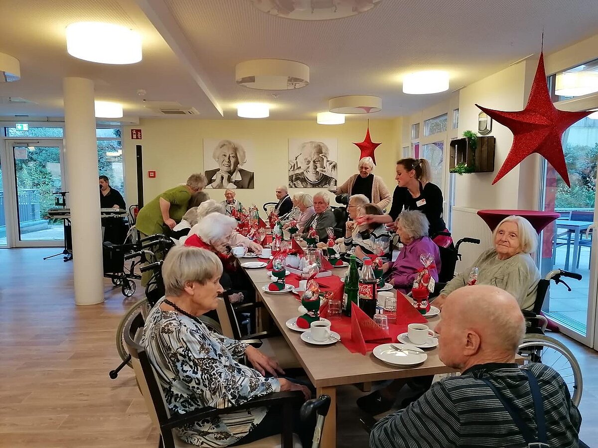 Weihnachtsfeier Bewohner lange Tafel 