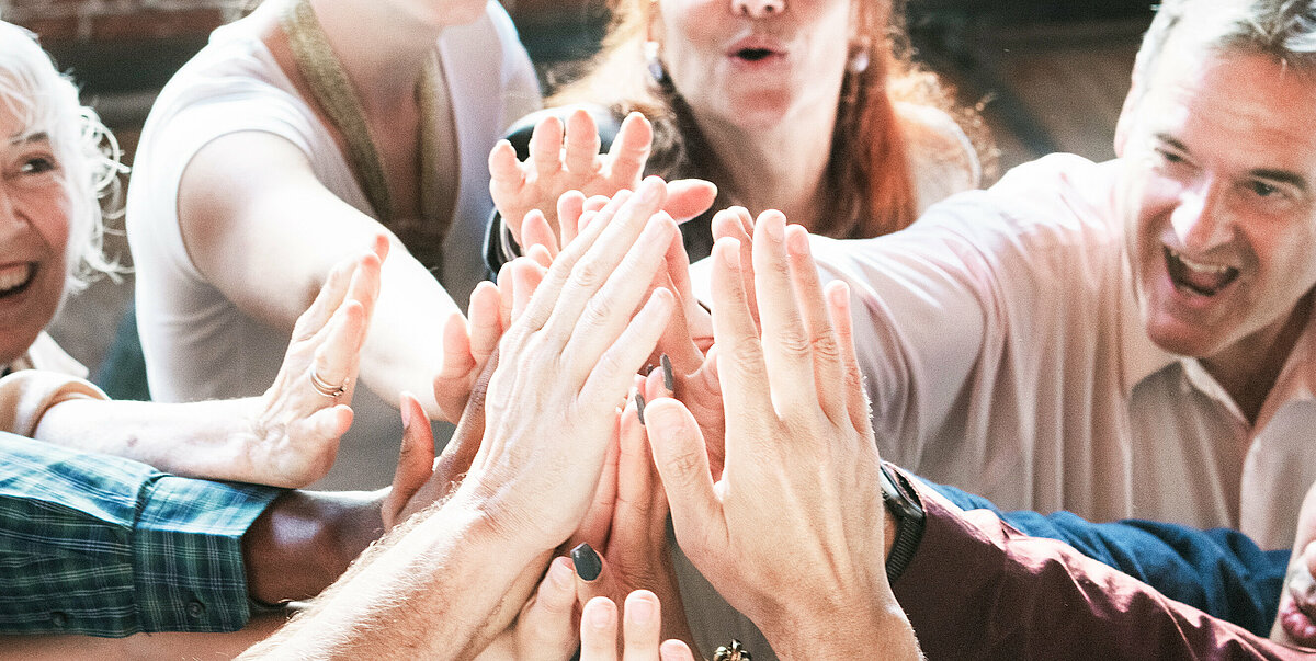 Gruppenkreis schlagen die Hände zusammen