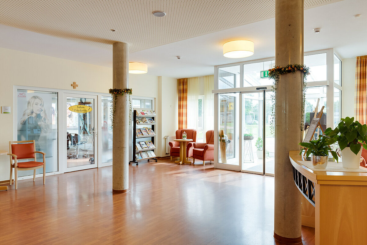 Eingangsbereich und Eingang zum hauseigenen Friseur für die Bewohner des Seniorenzentrum Hasetal