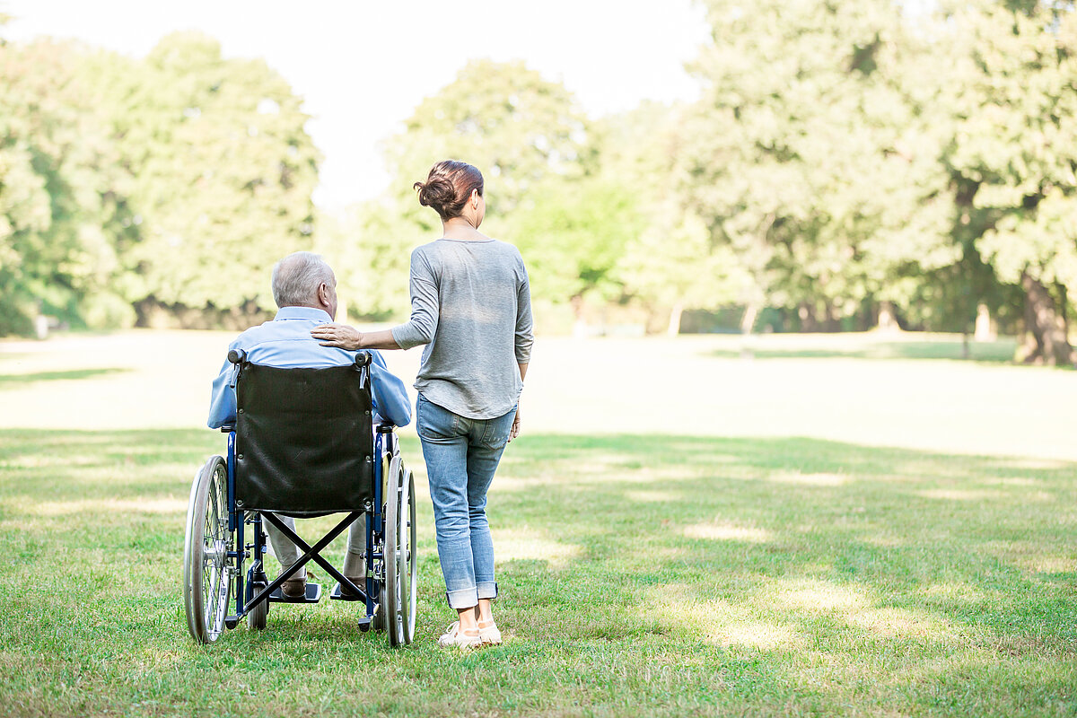 senior mit betreuung im garten