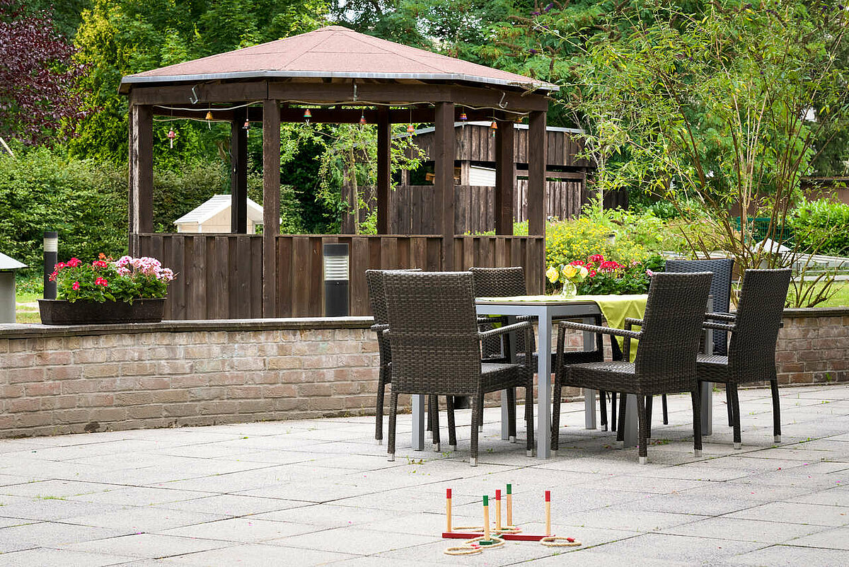 Terrasse mit Pavillon und Spielen