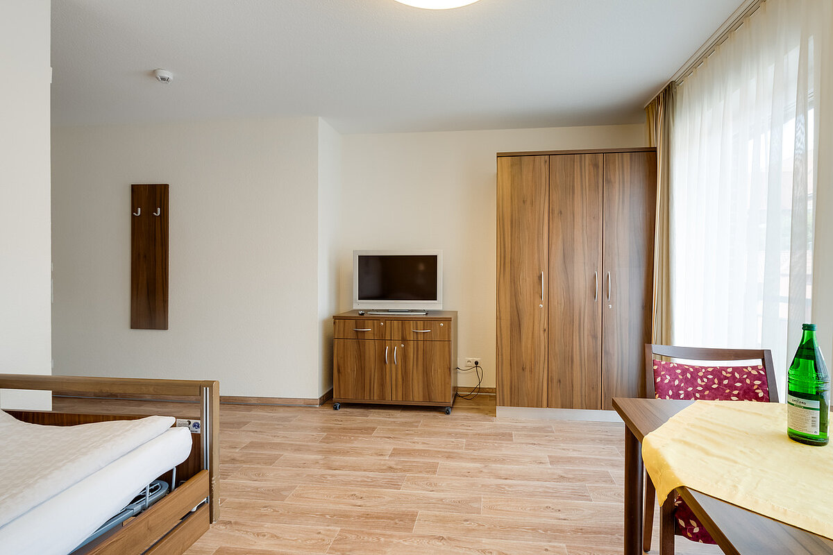 Einzelzimmer mit TV im Pflegeheim Pro Talis in Haselünne