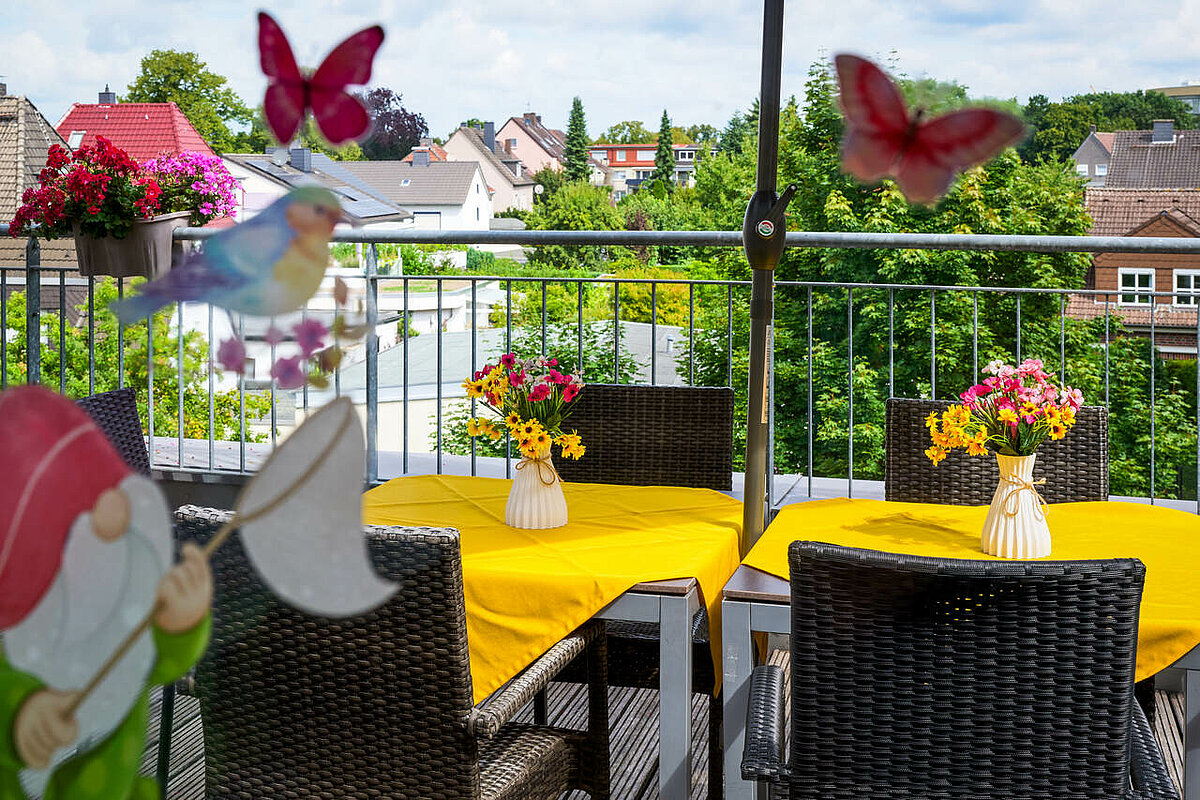 Balkon mit viel Deko und schöner Aussicht