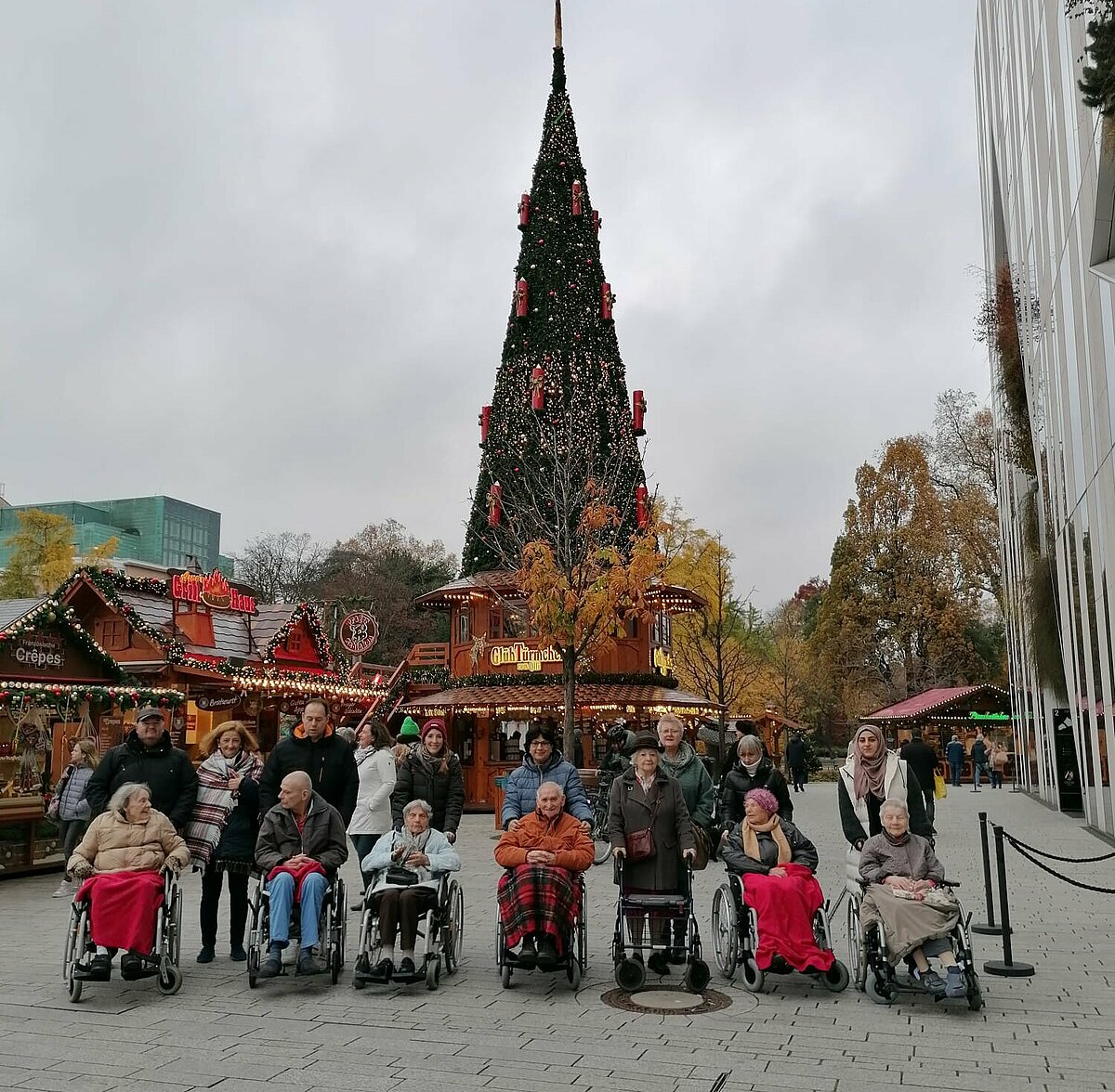 Gruppenfoto der Bewohner beim Weihnachtsmarkt-Ausflug