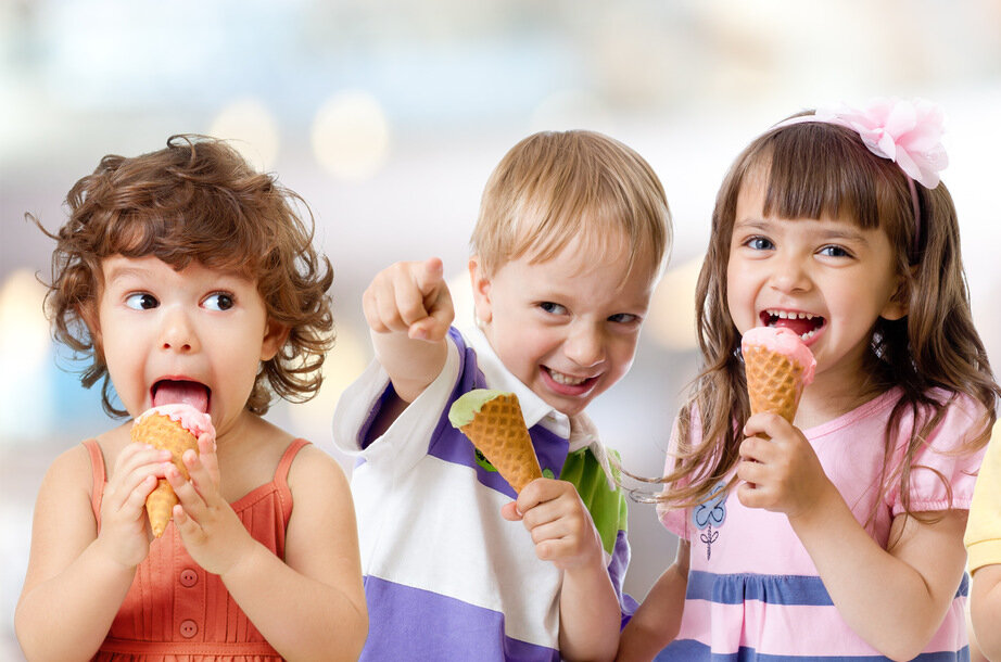 Kinder essen Eis bei der Eis-Flatrate des Pro Talis Seniorenzentrums