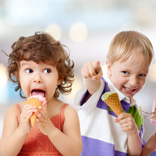 Kinder essen Eis bei der Eis-Flatrate des Pro Talis Seniorenzentrums
