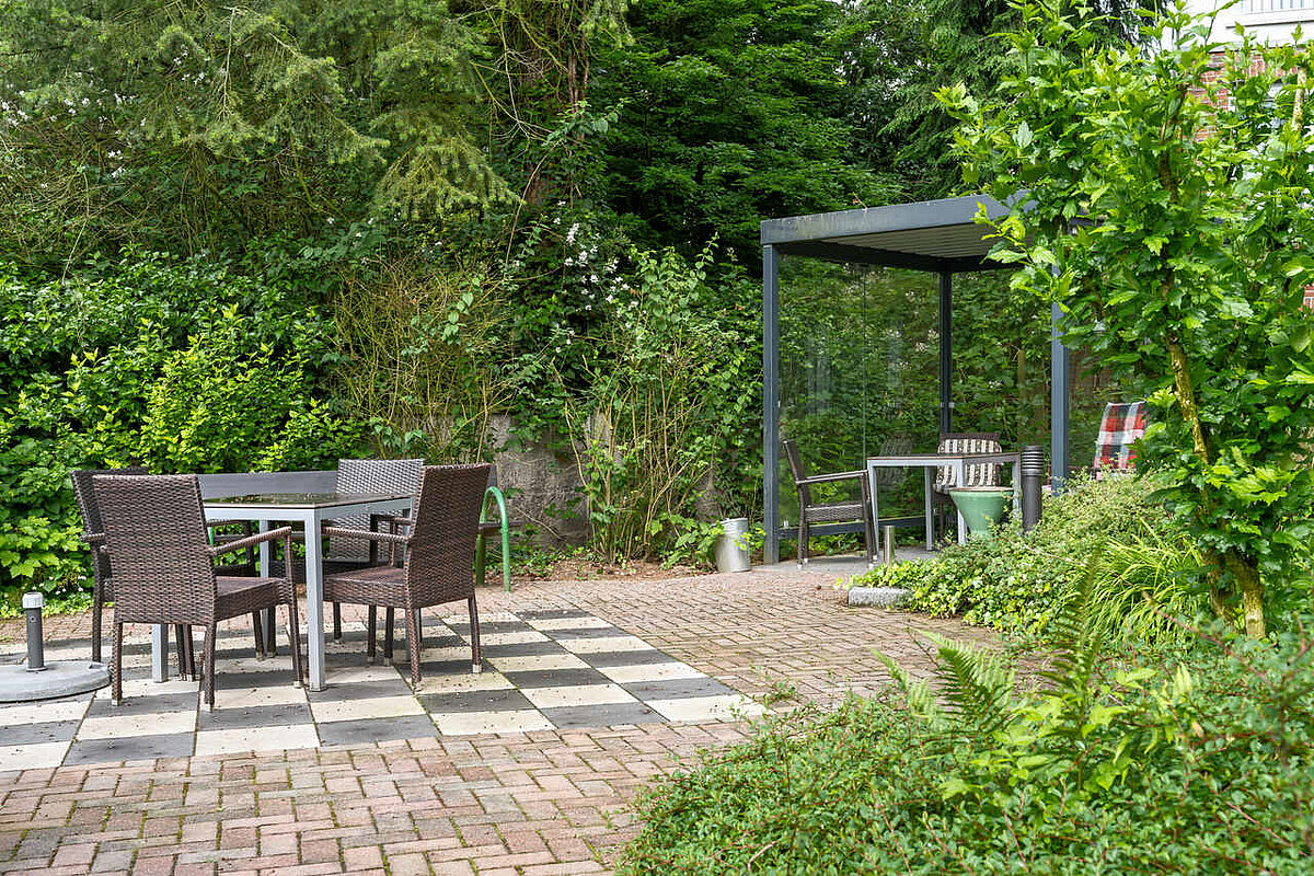Terrasse mit überdachter Sitzecke 
