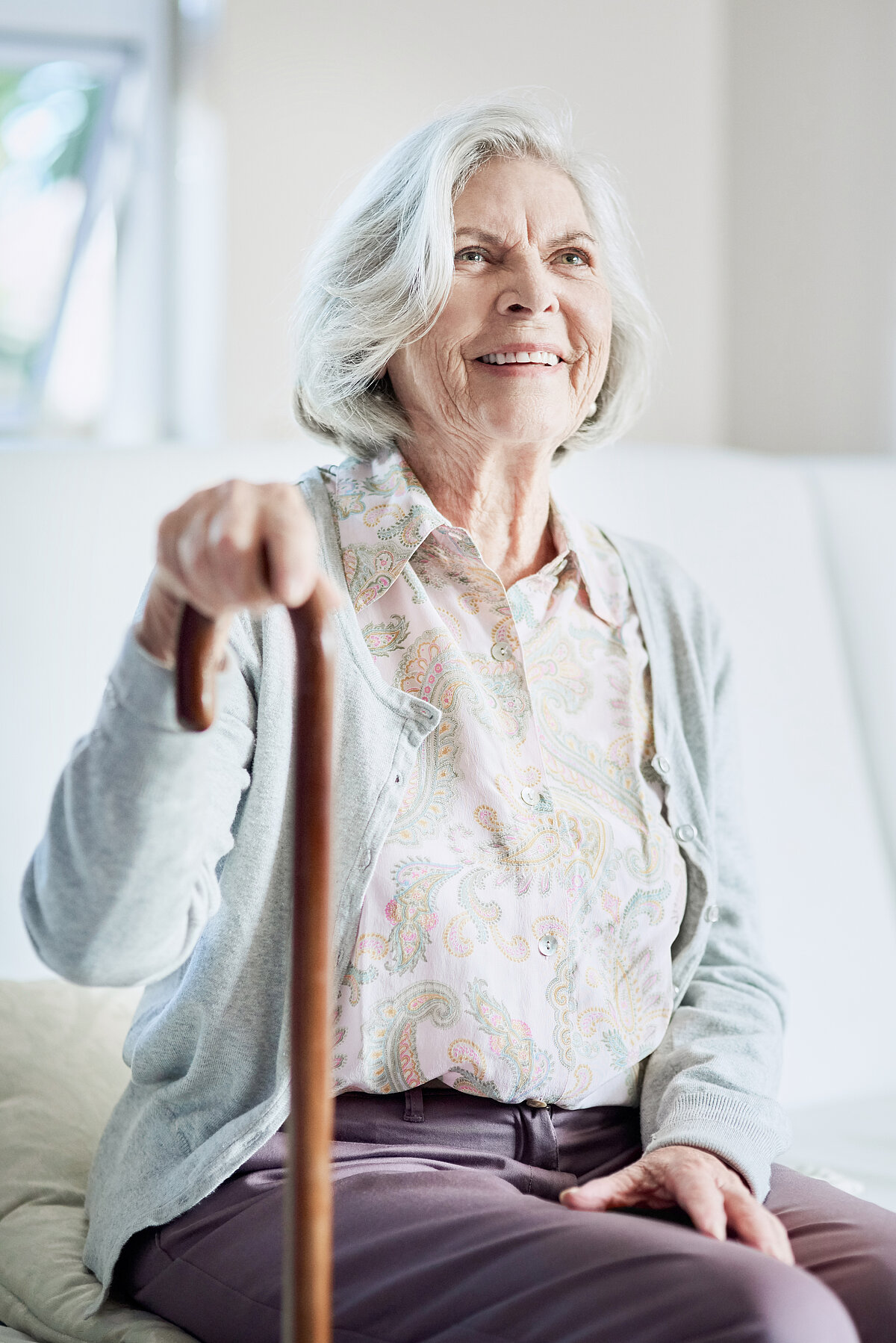 glückliche seniorin