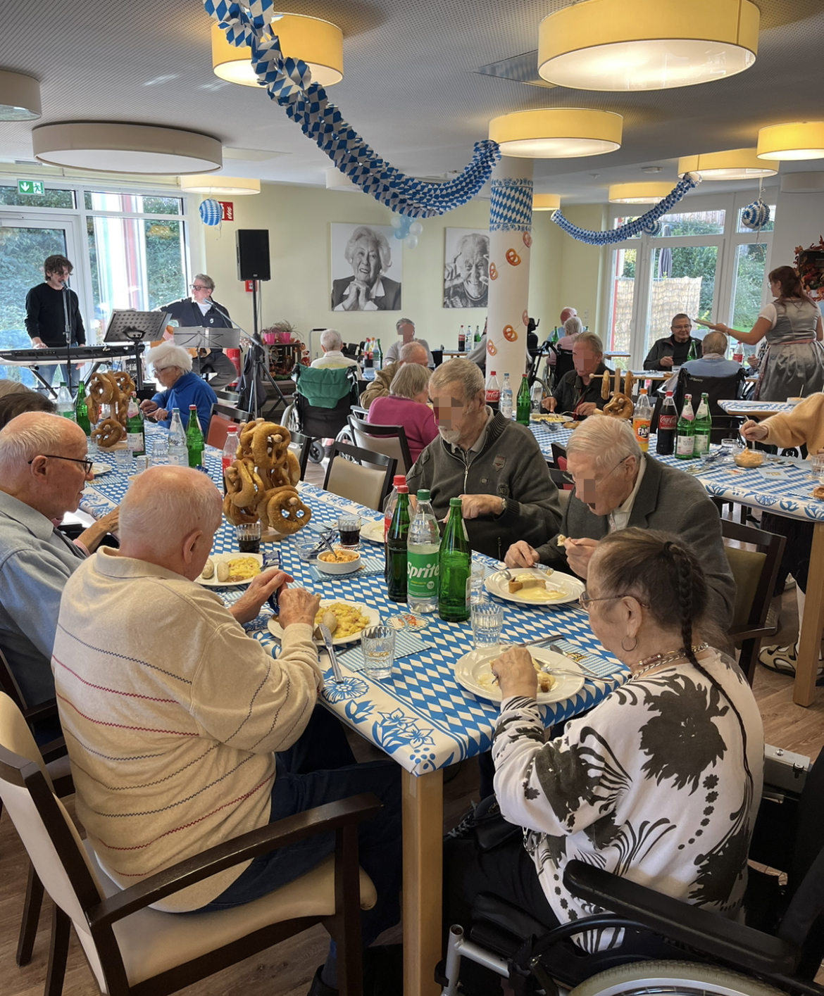 Bewohner beim Oktoberfest Pro Talis Seniorenzentrum