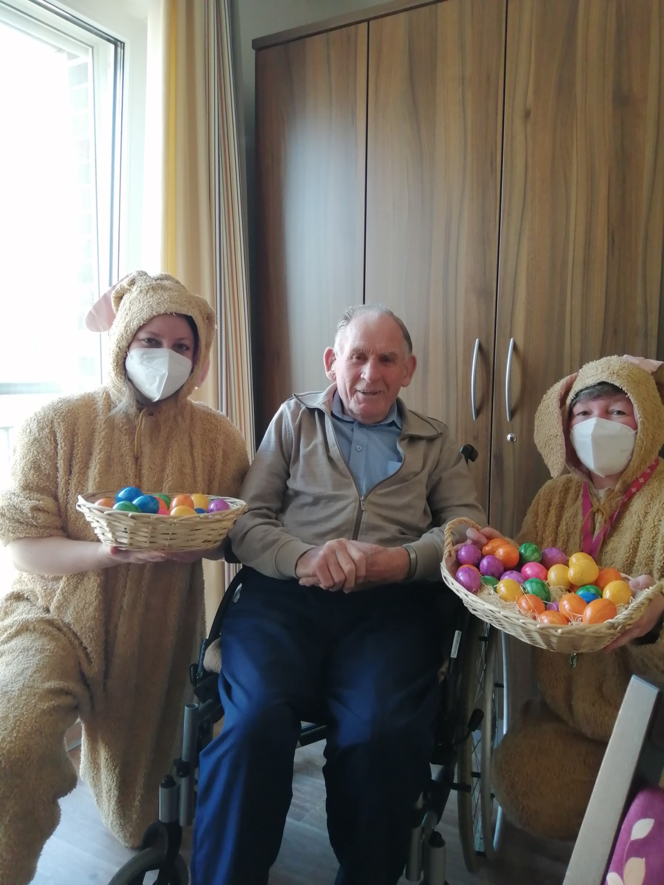 Osterhasen zu Besuch bei einem Bewohner des Pro Talis Seniorenzentrum "Am alten Hasetor" in Haselünne